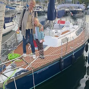 Welcome Aboard Yacht Cruiser! Hotel en barco Mataró